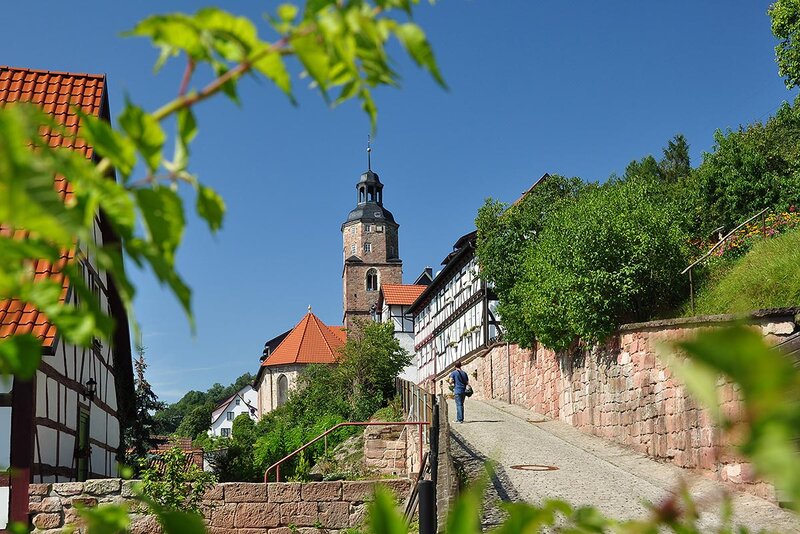Gasse mit Kirche in Wasungen