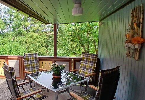 Balkon mit Gartenmöbeln