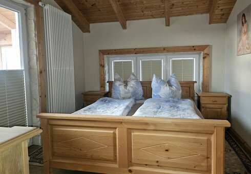 Schlafzimmer mit Doppelbett