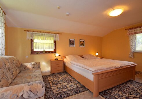 Schlafzimmer mit Doppelbett