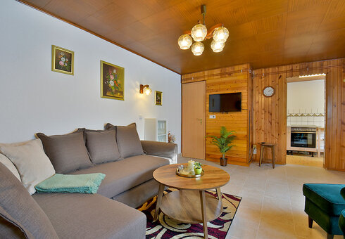 Wohnzimmer mit Couch und TV