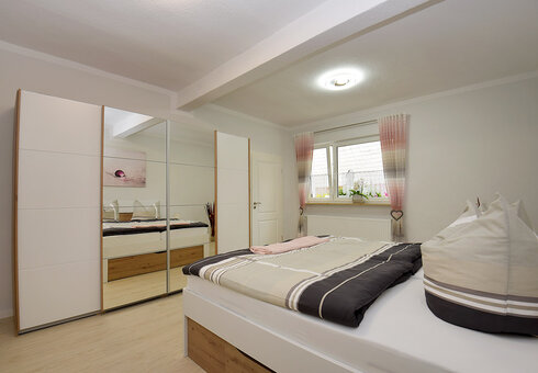 Schlafzimmer mit Doppelbett