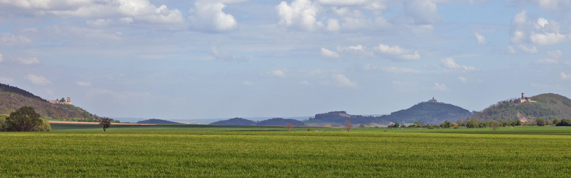 Blick auf die Drei Gleichen (© Stiftung Thüringer Schlösser und Gärten - Fotograf Constantin Beyer)