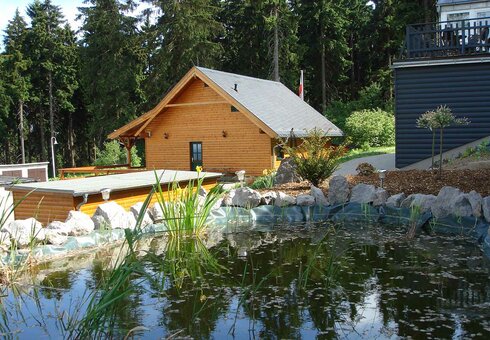 Garten mit Teich und Holzhütte