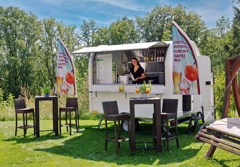 Getränkewagen am Außenpool