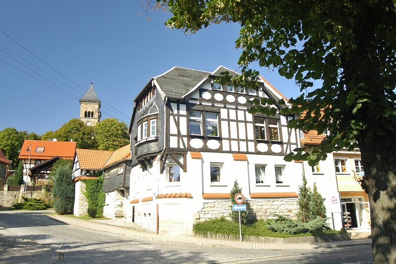 Kirche und Fachwerkhaus in Bad Klosterlausnitz