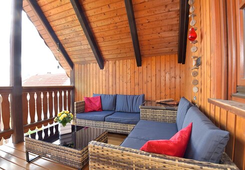Balkon mit Gartenmöbeln