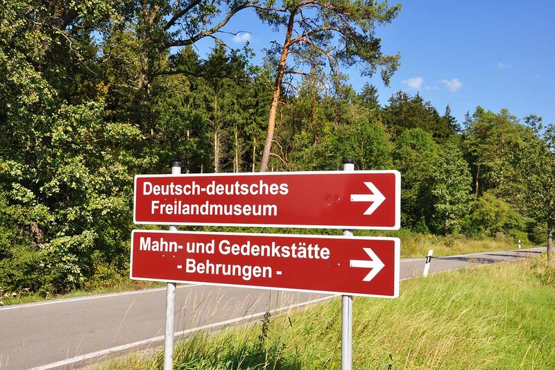 Touristischer Wegweiser im Grabfeld