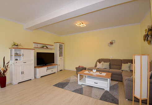Wohnzimmer mit Couch und TV