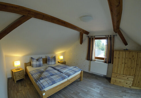 Schlafzimmer mit Doppelbett