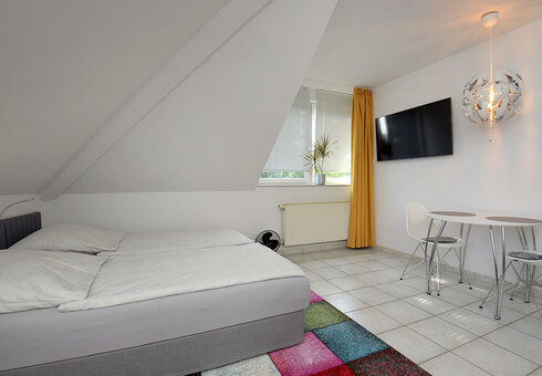 Kleine Ferienwohnung - Wohn-/Schlaf- & Esszimmer