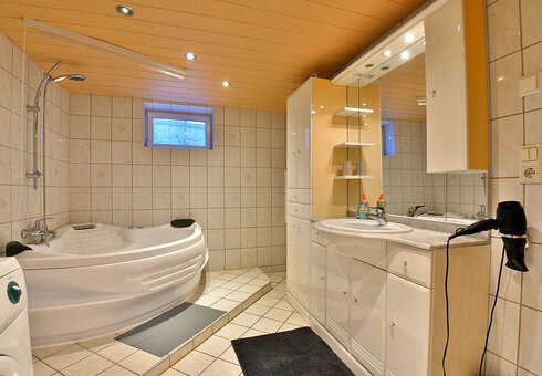 Bad mit Badewanne und WC
