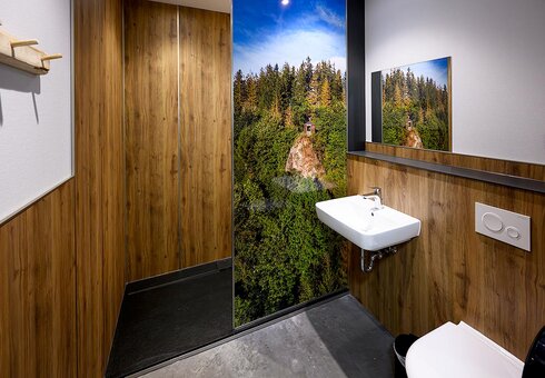 Blick in ein Bad mit Dusche / WC