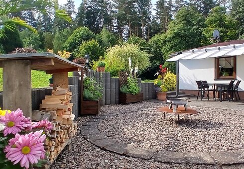 Grundstück mit Terrasse