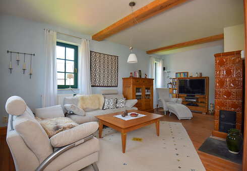 Wohnzimmer mit Couch und TV
