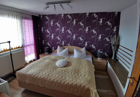 Schlafzimmer mit Doppelbett