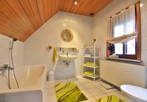 Bad mit Badewanne und WC