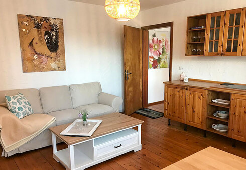 Wohnzimmer mit gemütlicher Couch