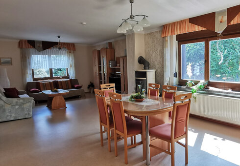 Blick in das Wohnzimmer mit Esstisch