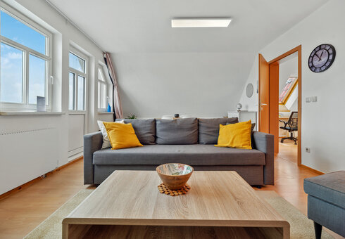 Blick in das Wohnzimmer mit Esstisch