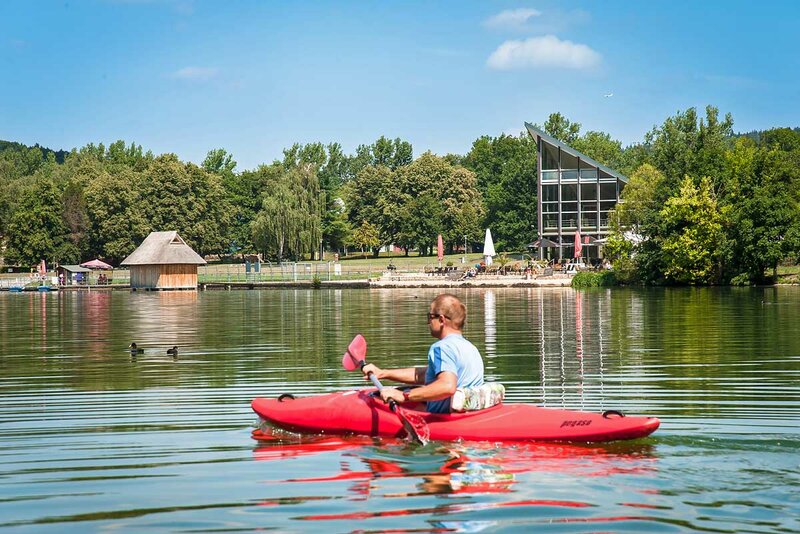 Boot fahren auf dem Stausee Hohenfelden