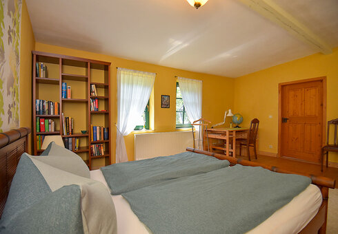 Schlafzimmer mit Doppelbett