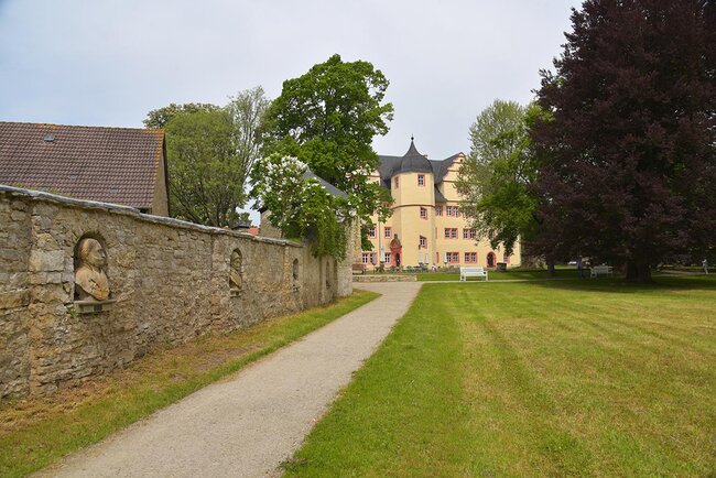 Schlosspark mit Schloss