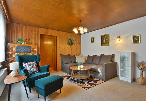 Wohnzimmer mit Couch und TV