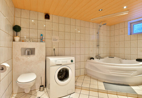 Bad mit Badewanne und WC