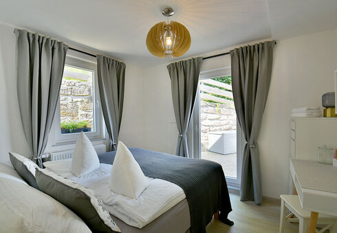 Schlafzimmer mit Doppelbett