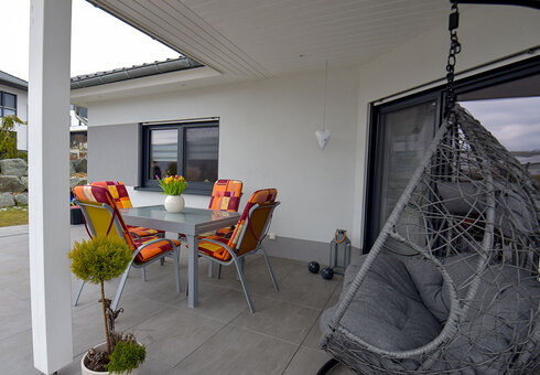 Terrasse mit Gartenmöbeln