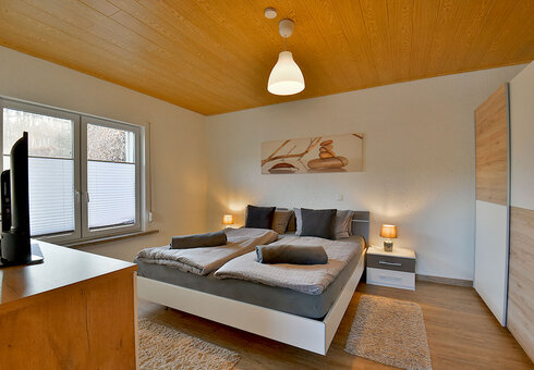 Schlafzimmer mit Doppelbett