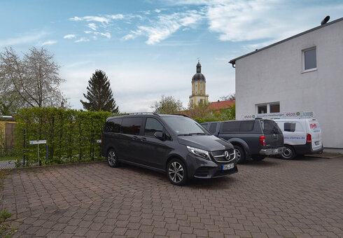 großer Parkplatz vor dem Haus