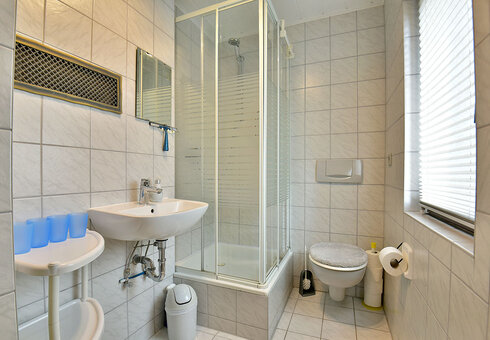 Bad mit Dusche / WC