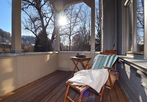Liegestuhl auf dem Balkon