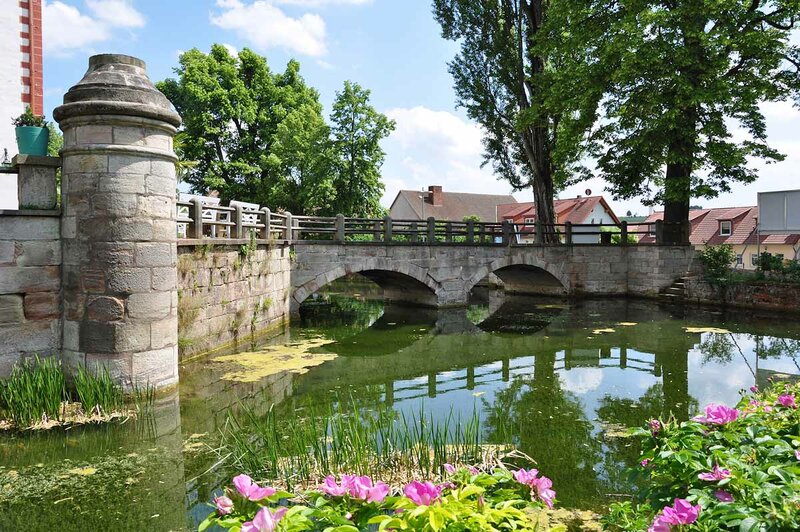 Wassergraben vor Schloss Kochberg