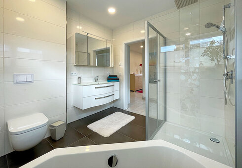 Bad mit Dusche und Badewanne