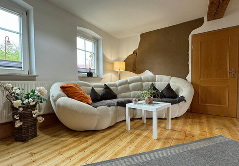 Wohnzimmer mit Couch und TV