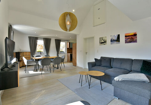 Esszimmer mit Couch und TV