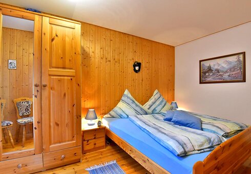 Schlafzimmer mit Doppelbett und Schrank