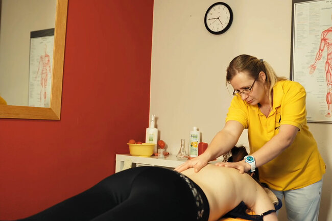 Massage durch eine Physiotherapeutin