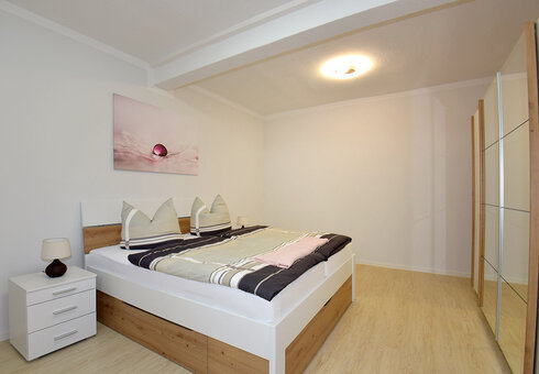 Schlafzimmer mit Doppelbett