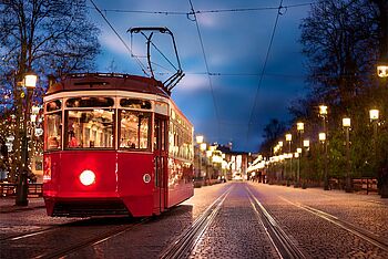 Straßenbahn am Abend (KI-Foto)