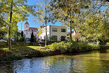 modernes Haus am Fluss