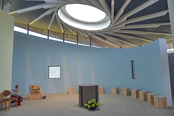 Innenraum der Autobahnkirche