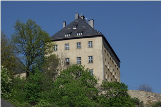 Schloss auf dem Felsen des Lohberges