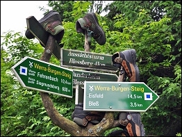 Typischer Wegweiser im Thüringer Wald