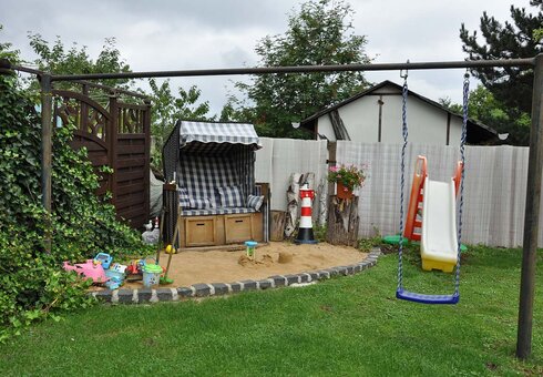 Strandkorb und kleiner Spielplatz