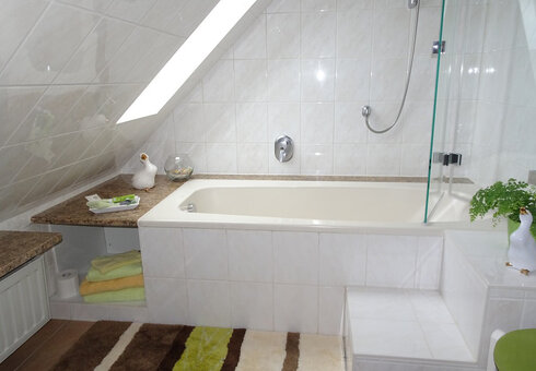 Badewanne mit Duschtrennwand