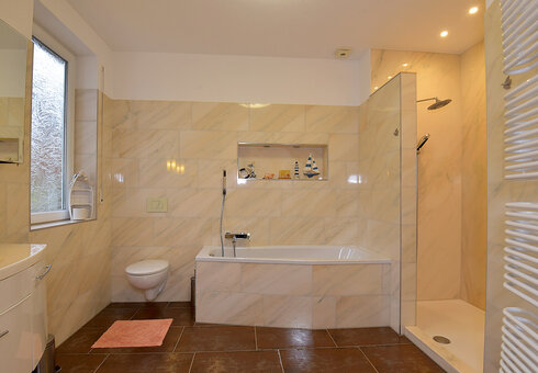Bad mit Badewanne und Dusche